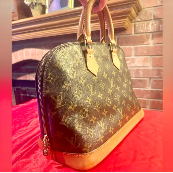WOW POSHMARK - Authentic Vintage Louis Vuitton Monogram Alma Handbag - Picture 4 of 15